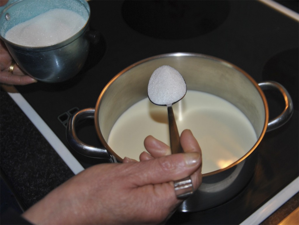 Añadiendo el azúcar a la leche para la elaboración de calostros