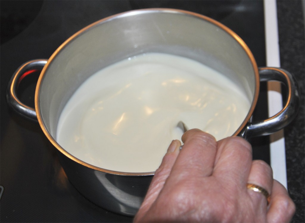 Removiendo leche para cuajar los calostros