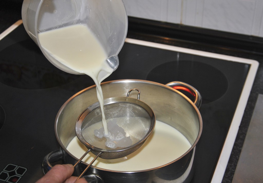 Añadiendo leche a la olla para la elaboración de calostros